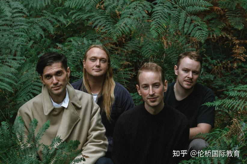 dave bayley戴夫贝利在这所学校获得了音乐奖学金,drew和edmund还参加