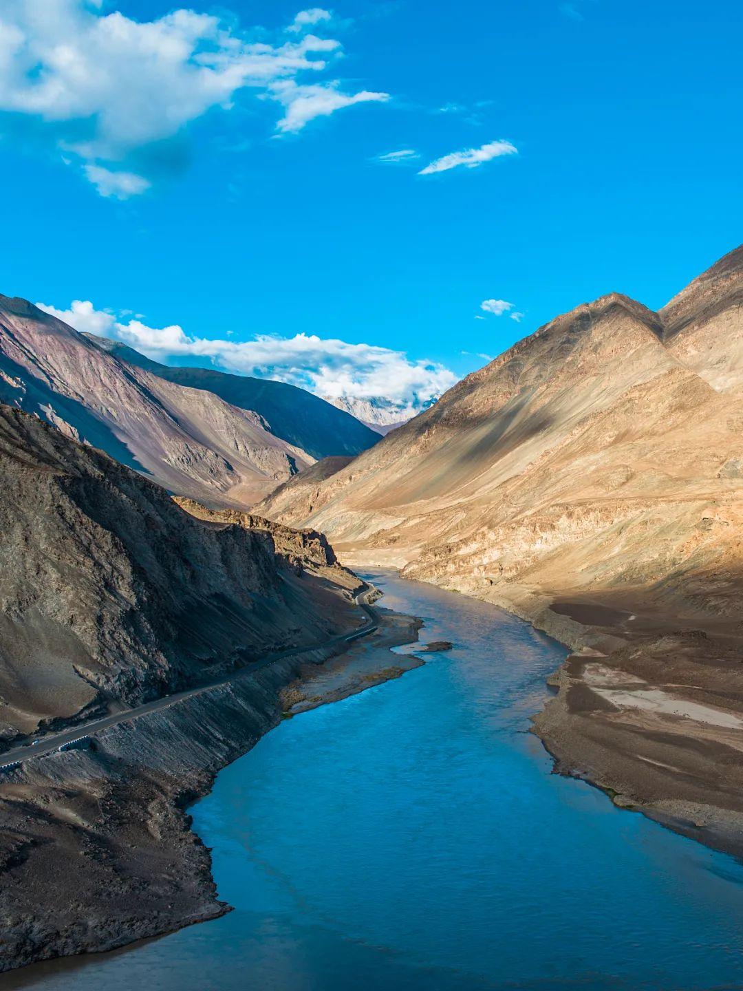喜马拉雅山脉的钱德拉塔尔湖，印度 (© f9photos/Getty Images Plus) @20191103 | NiceBing 必应美图 - 精彩世界,一触即发