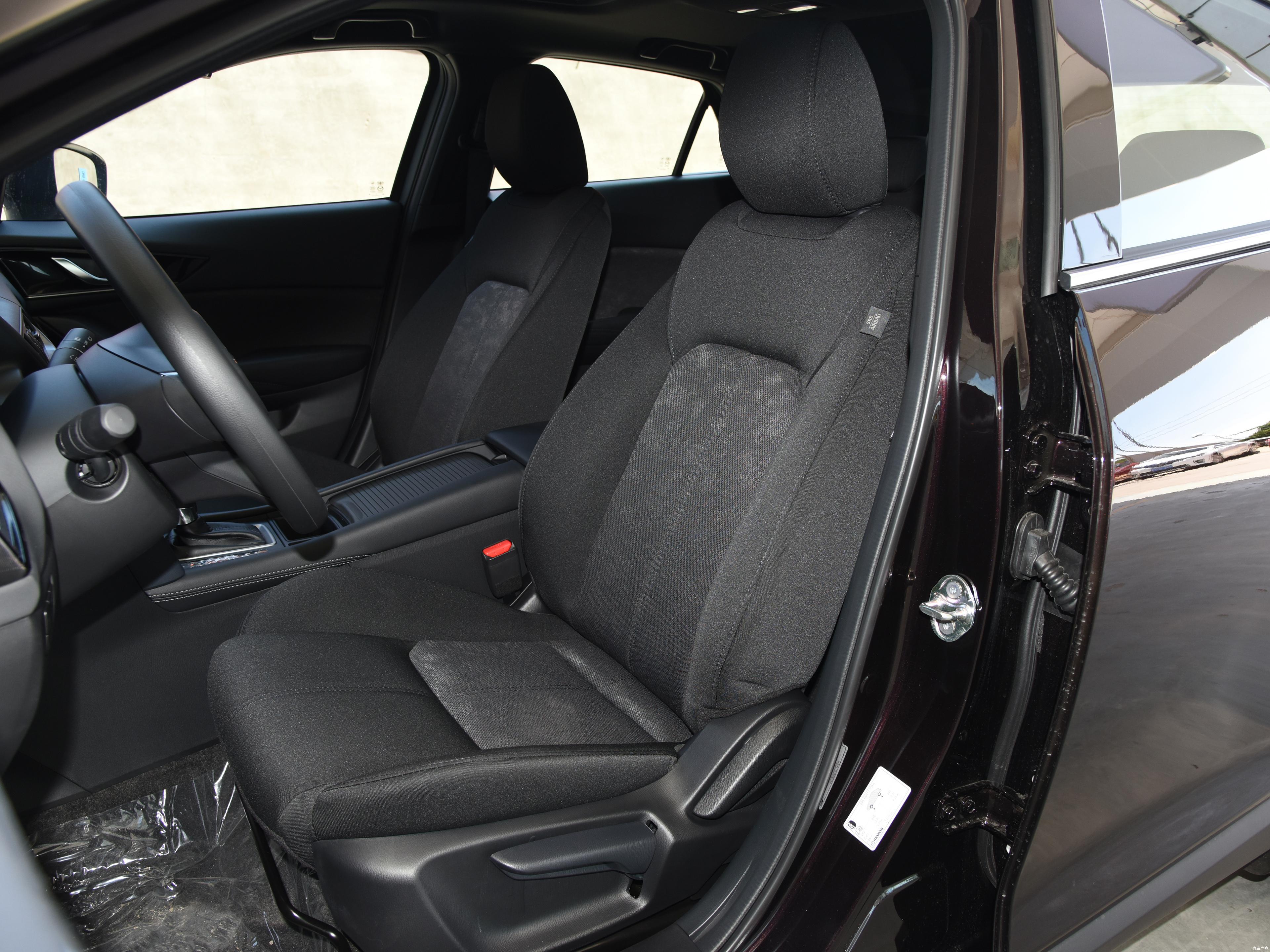 马自达cx-4的座椅材质使用了织物,较逍客来说处于劣势,舒适度方面尚可