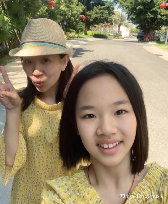 在一期节目中,女儿大胆地说着,人生最幸运的就是有个妈妈叫做王芳.