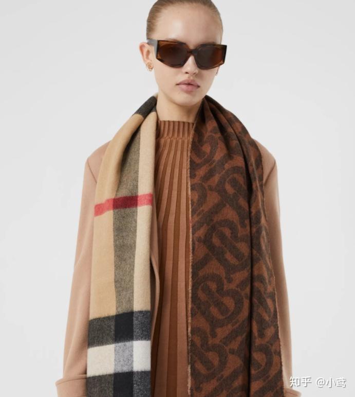 常见的围巾配色无非就是黑白灰,百搭挑不出错,却略显平淡.