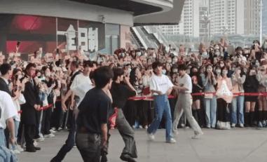 代价半座重庆城？TF家族路演出大事，为何娱乐圈追星"惨剧"不断？