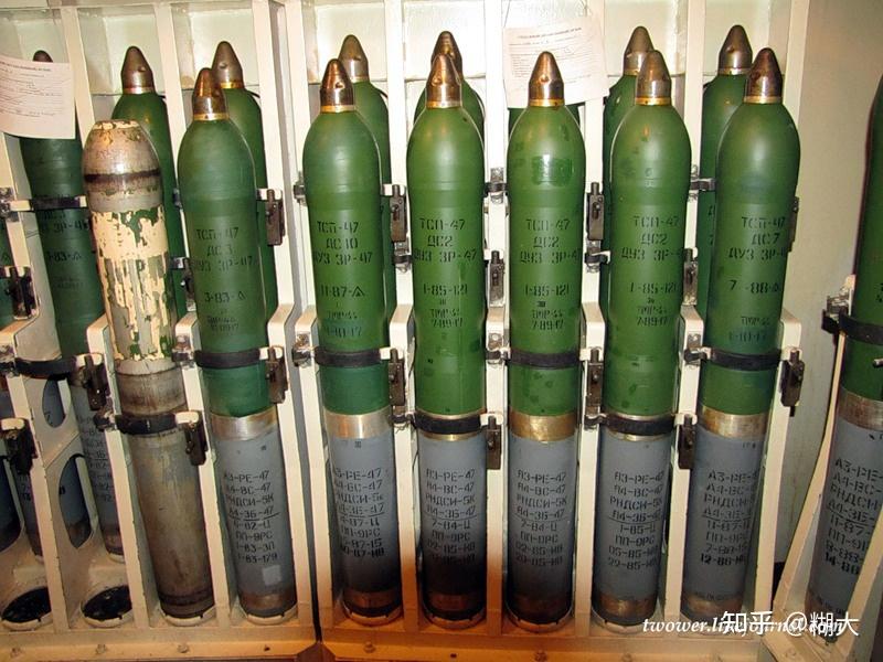 它被安装在一个铸造底座上,炮塔内并排安装了2门140毫米口径的炮管