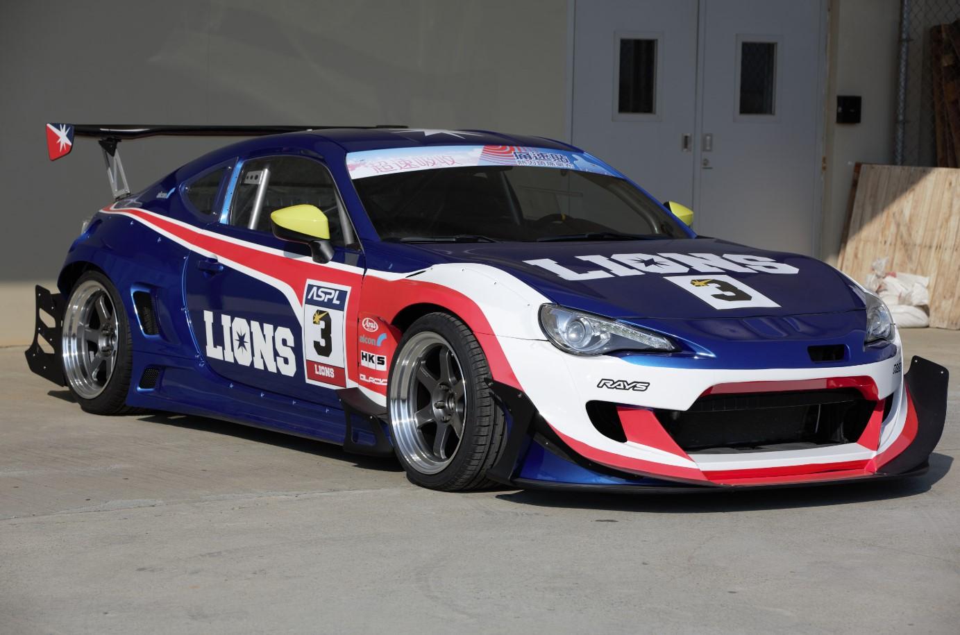 电影中,它是昆凌,曹佑宁,范逸臣所在的 lions 车队的战车,它移植了 v8