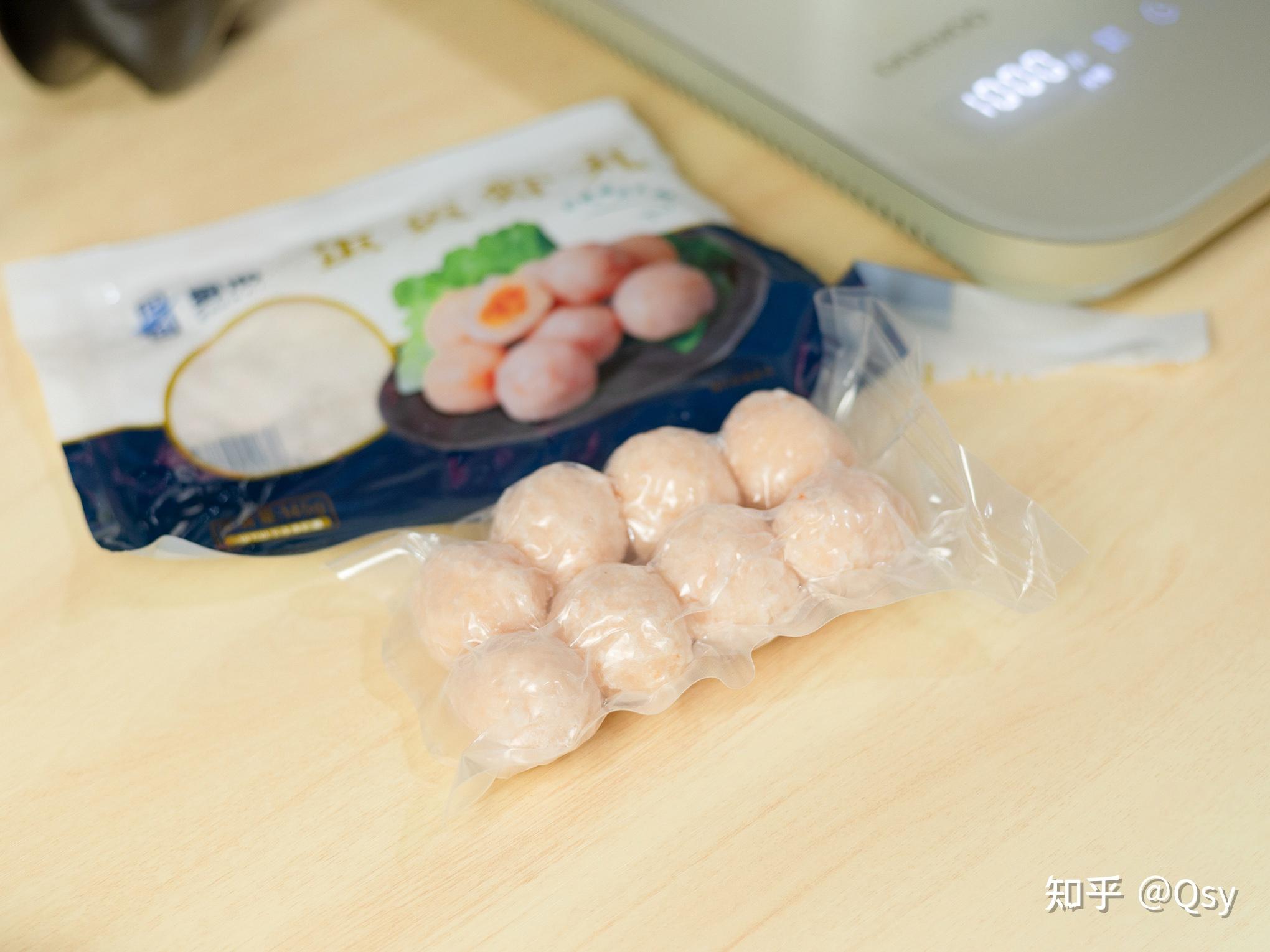 吃火锅少不了丸子,海底捞丸子中最喜欢是流沙咸蛋黄虾丸和芝士虾丸.