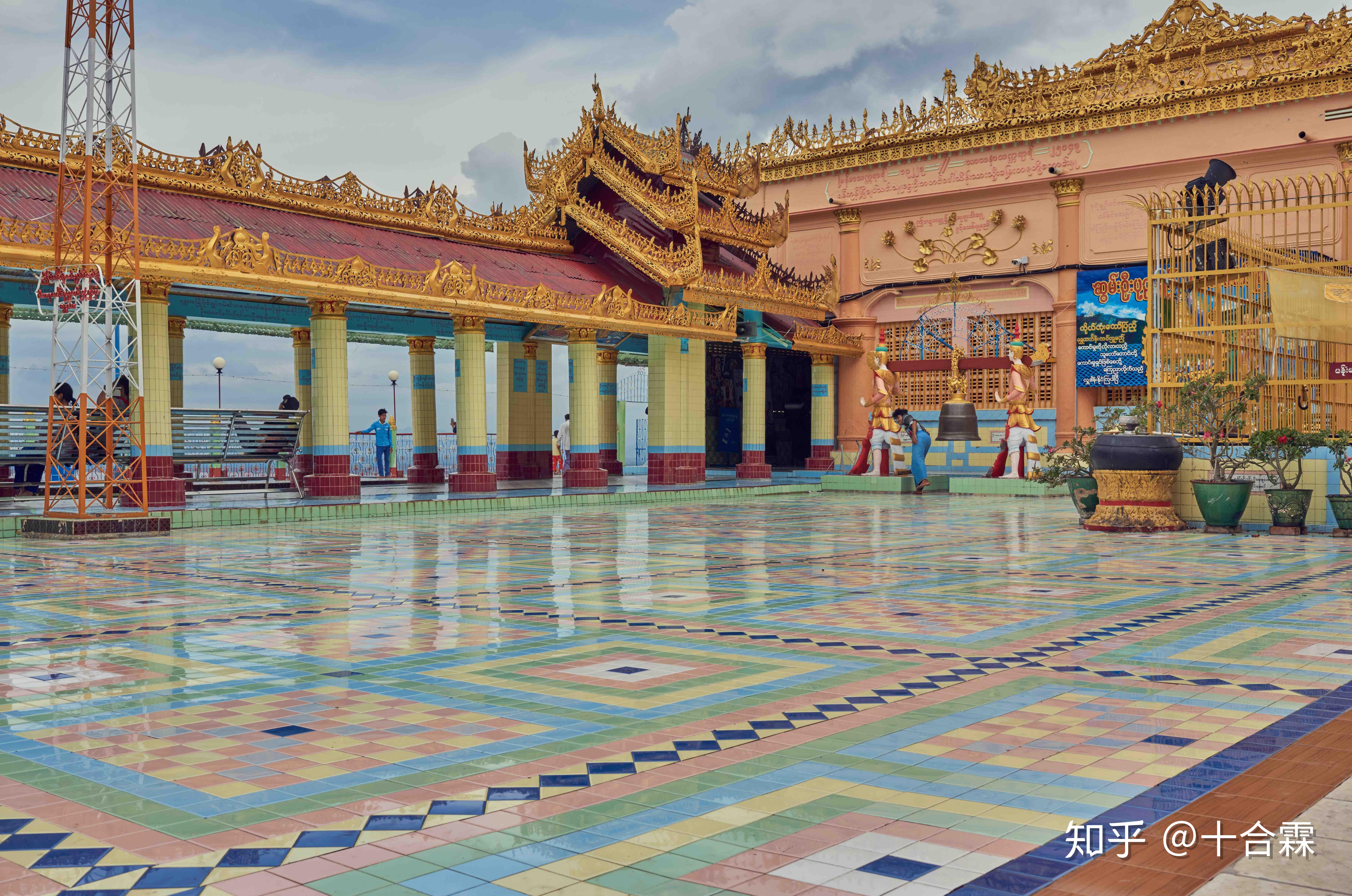 缅甸实皆山上的万佛朝宗600多座佛塔坐落于此如小蒲甘