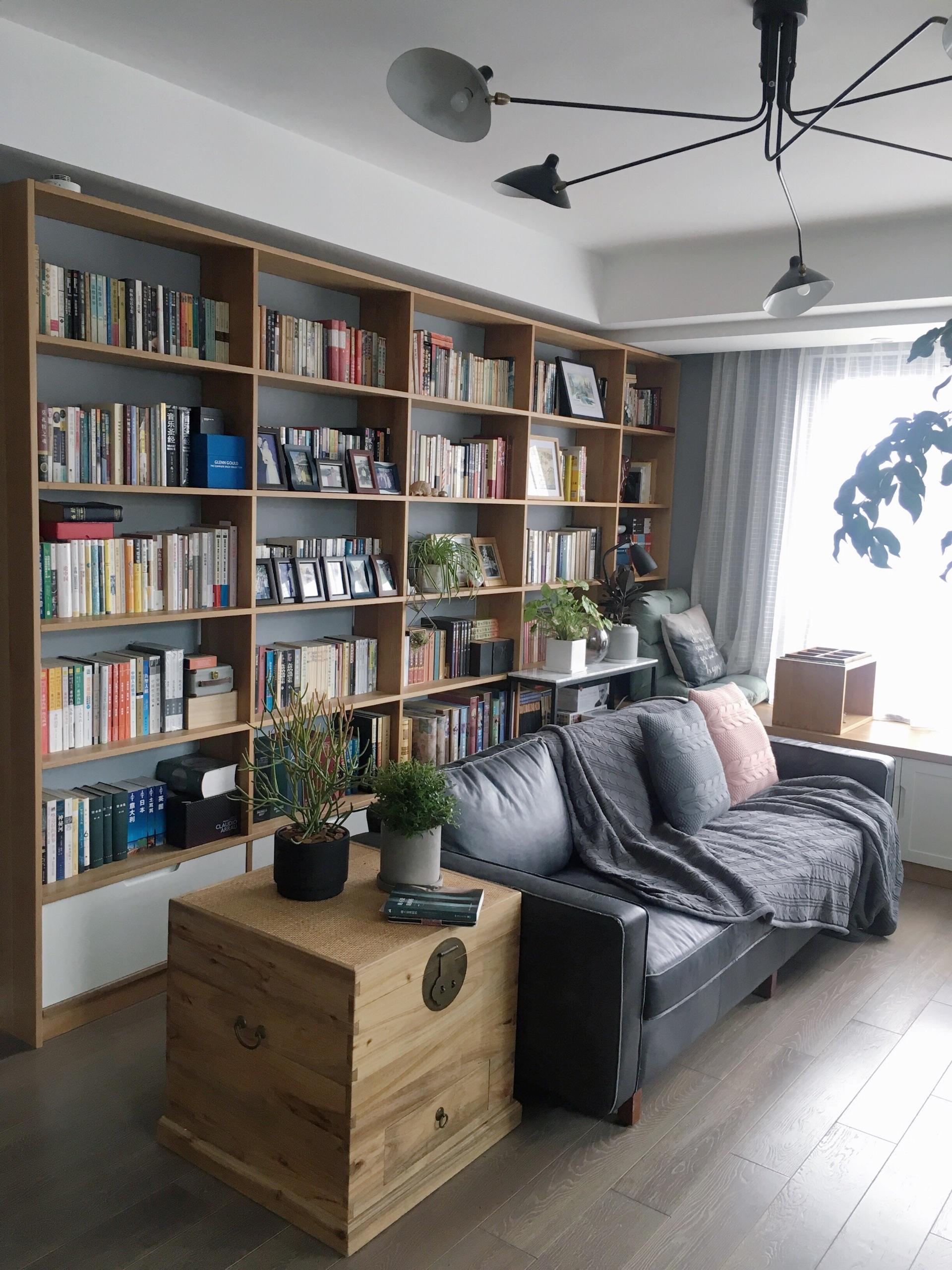 客厅与书房一体设计,反正平时几乎不看电视