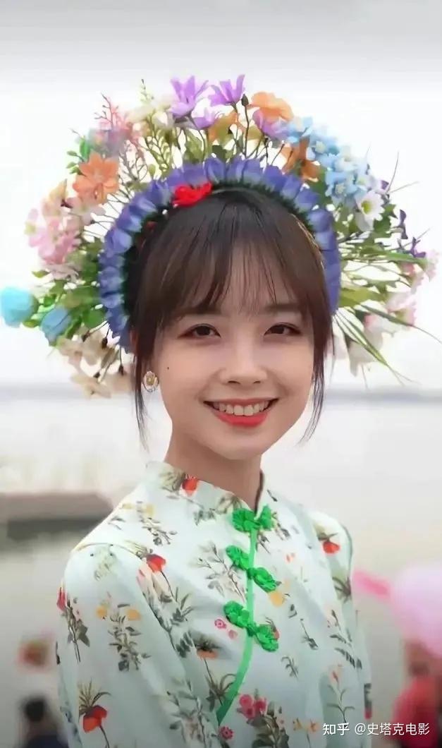 同是戴簪花,为啥「较土」的赵丽颖被央视力挺,毛晓彤,陈都灵却没出圈 - 知乎