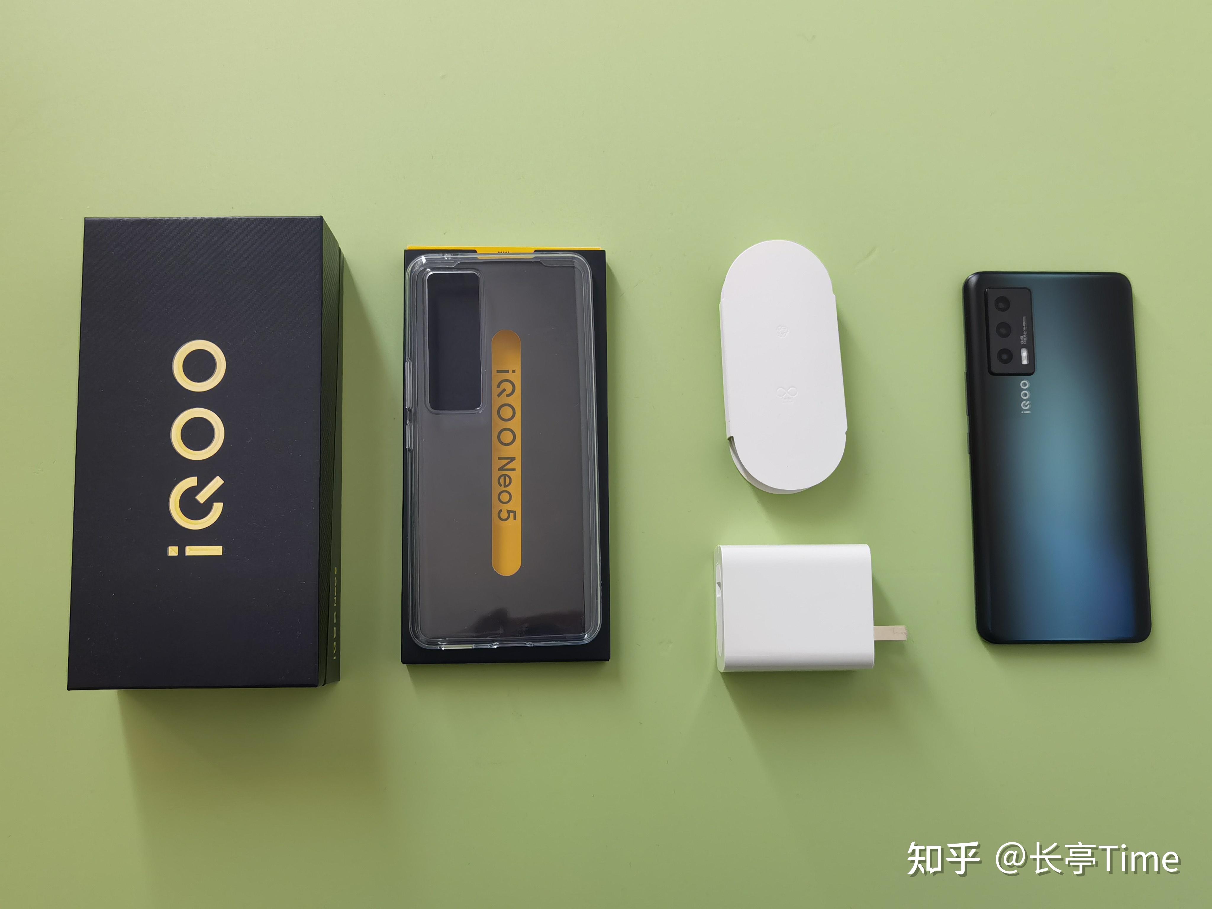 1,开箱包装盒内有iqoo neo5手机本体,透明手机壳,说明书,取卡针,66w