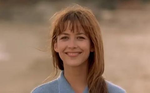 而这部1993年的法国电影《芳芳》却反过来了,电影讲述了一场柏拉图式