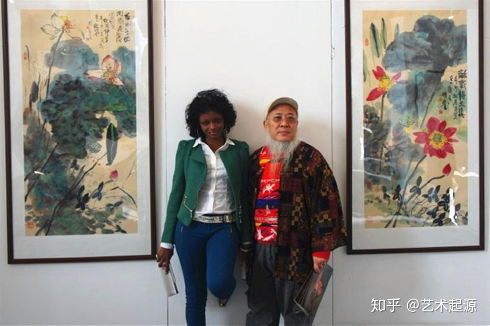 4000万娶非洲妻子携妻子登春晚这个中国画家如今怎样