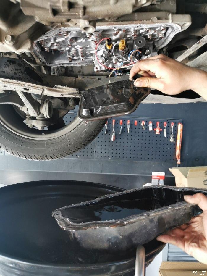 保养马六更换变速箱油滤芯