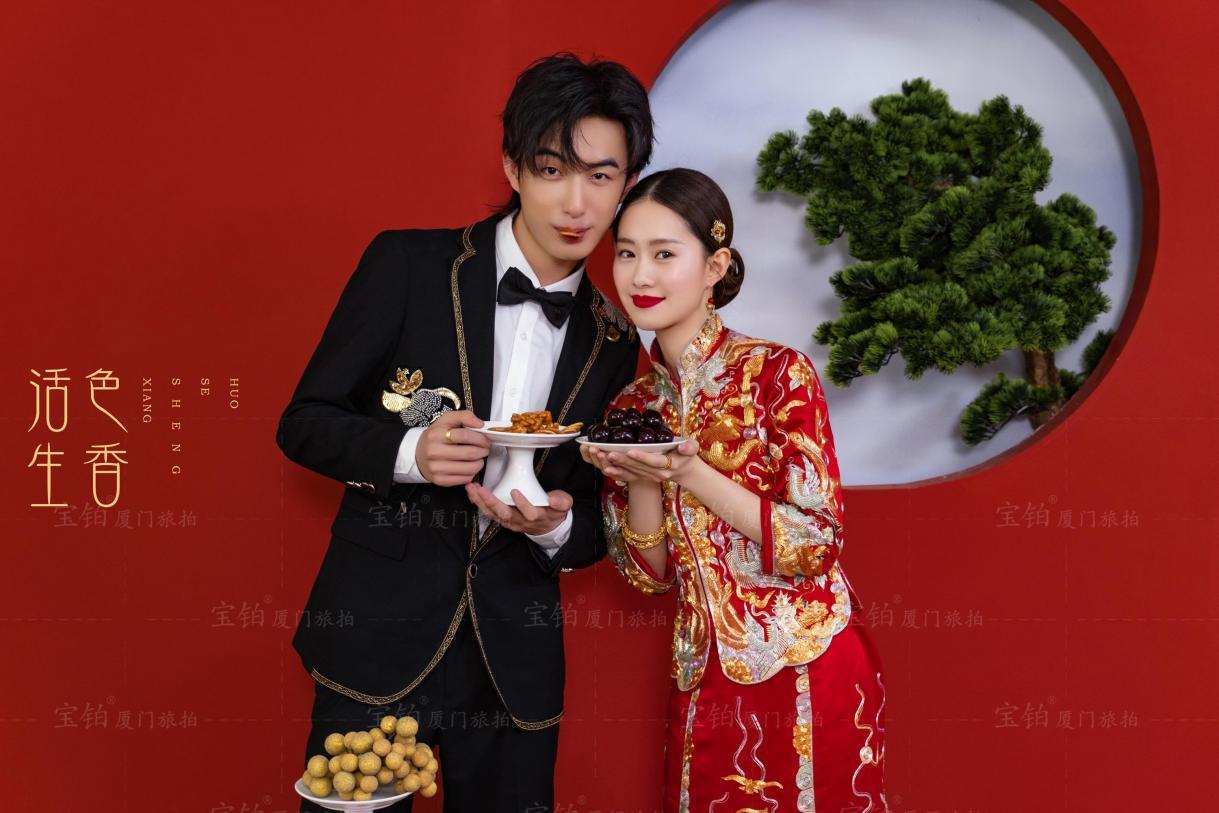 包括抬轿,跨火盆,射箭,拜堂,交杯酒,同心结发和谢媒抬轿:女儿上轿