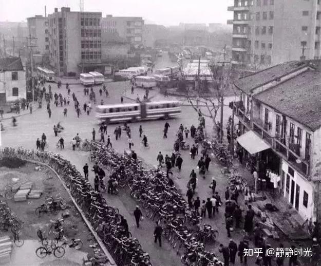老照片里的杭州几十年前的这里是这番景象城市变化太大了