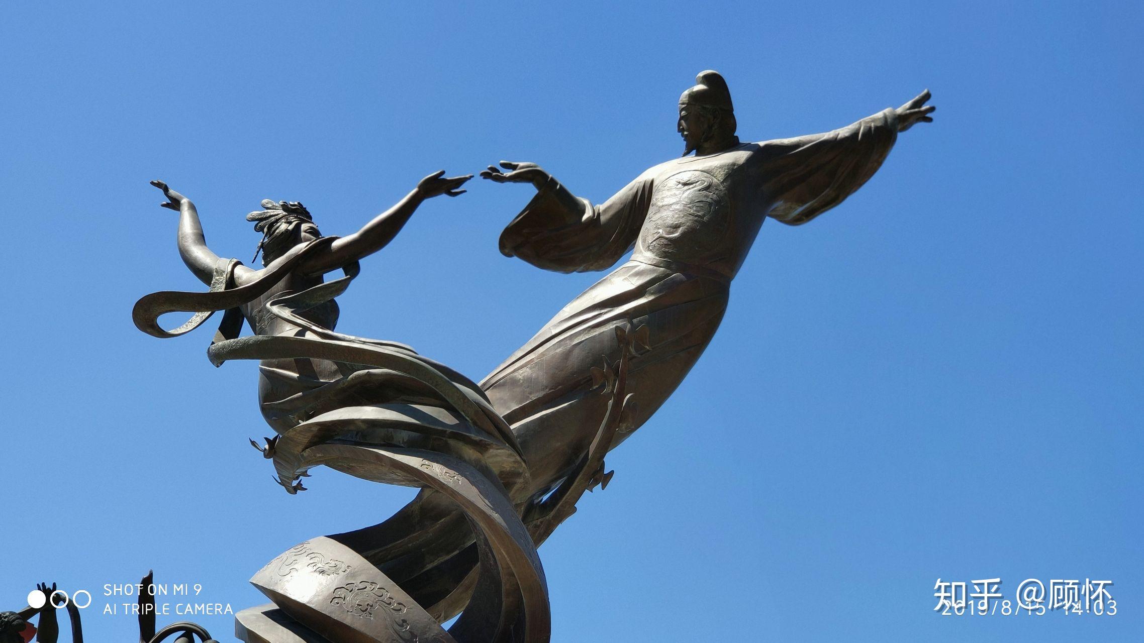 华清宫(临潼区)靠近咸阳湖和统一广场,廊桥上有包括扶苏,吕不韦,商鞅