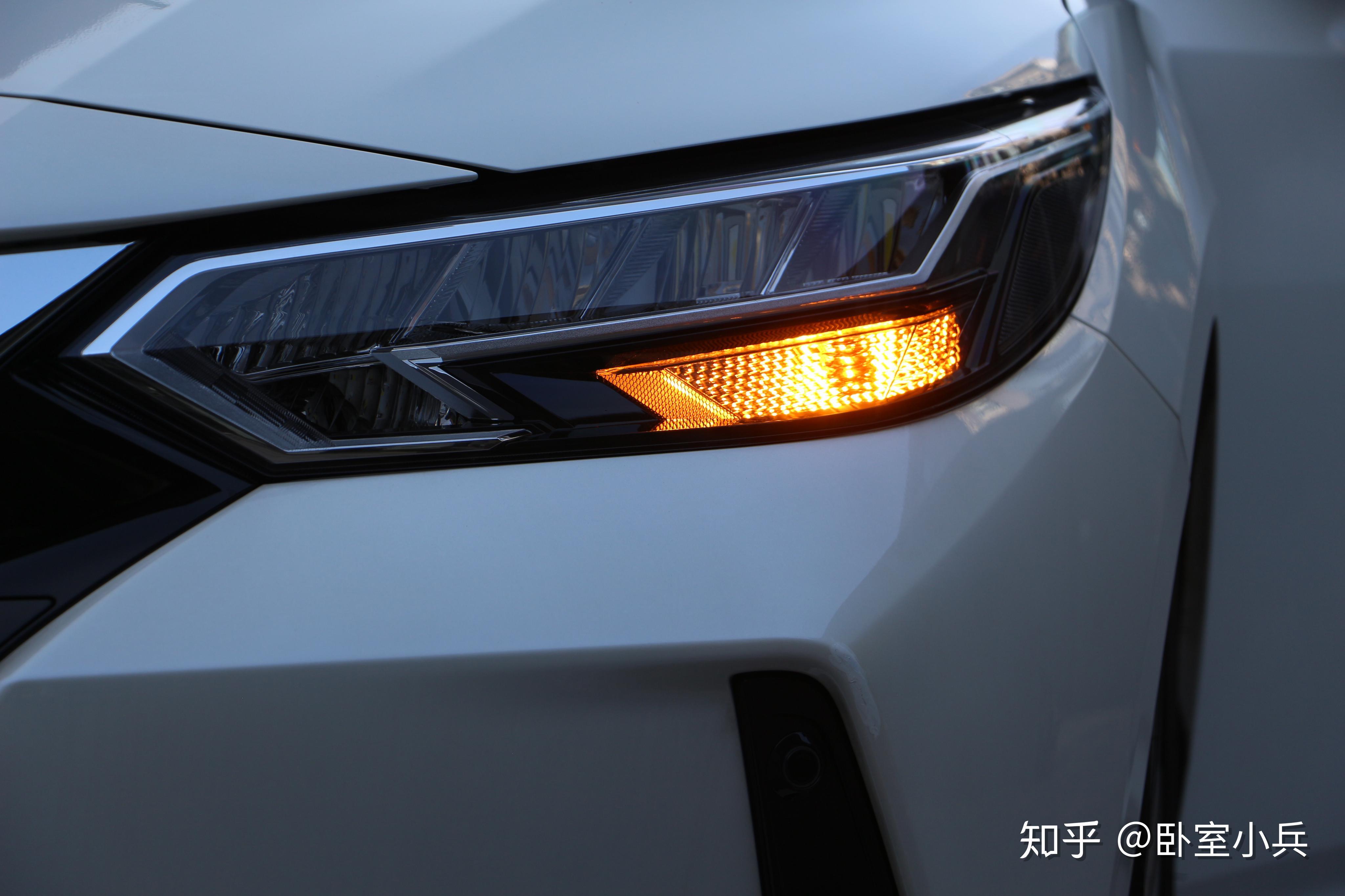 并且这台车是轩逸顶配车型,配备自动灯光