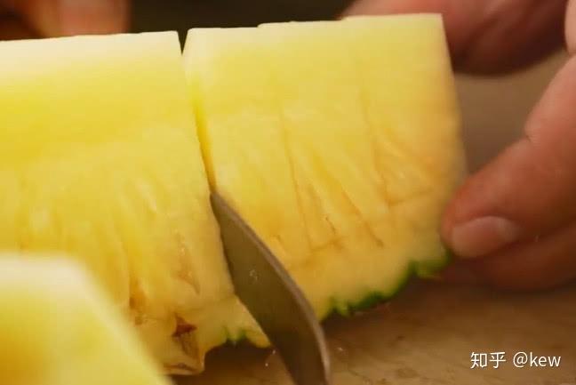 凤梨要用盐水吗 v2-2c8010dd35a24c9dc8a90f77971fc20e_r.jpg