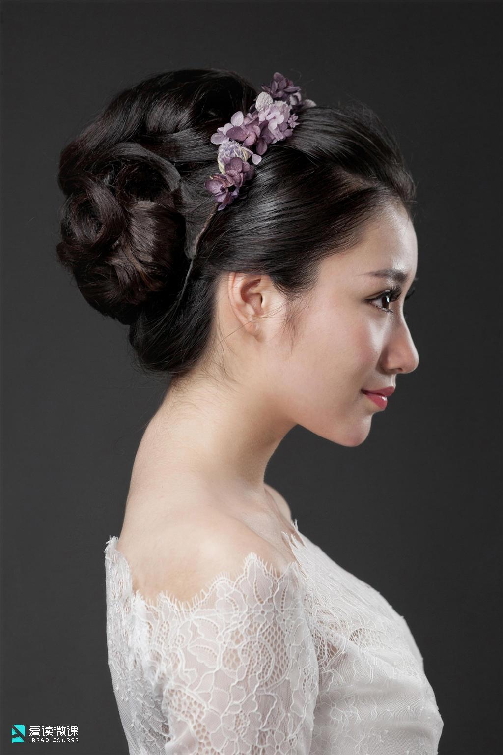 成型后的头发自然而流畅,且易让新娘流露出一股优雅婉约之感.