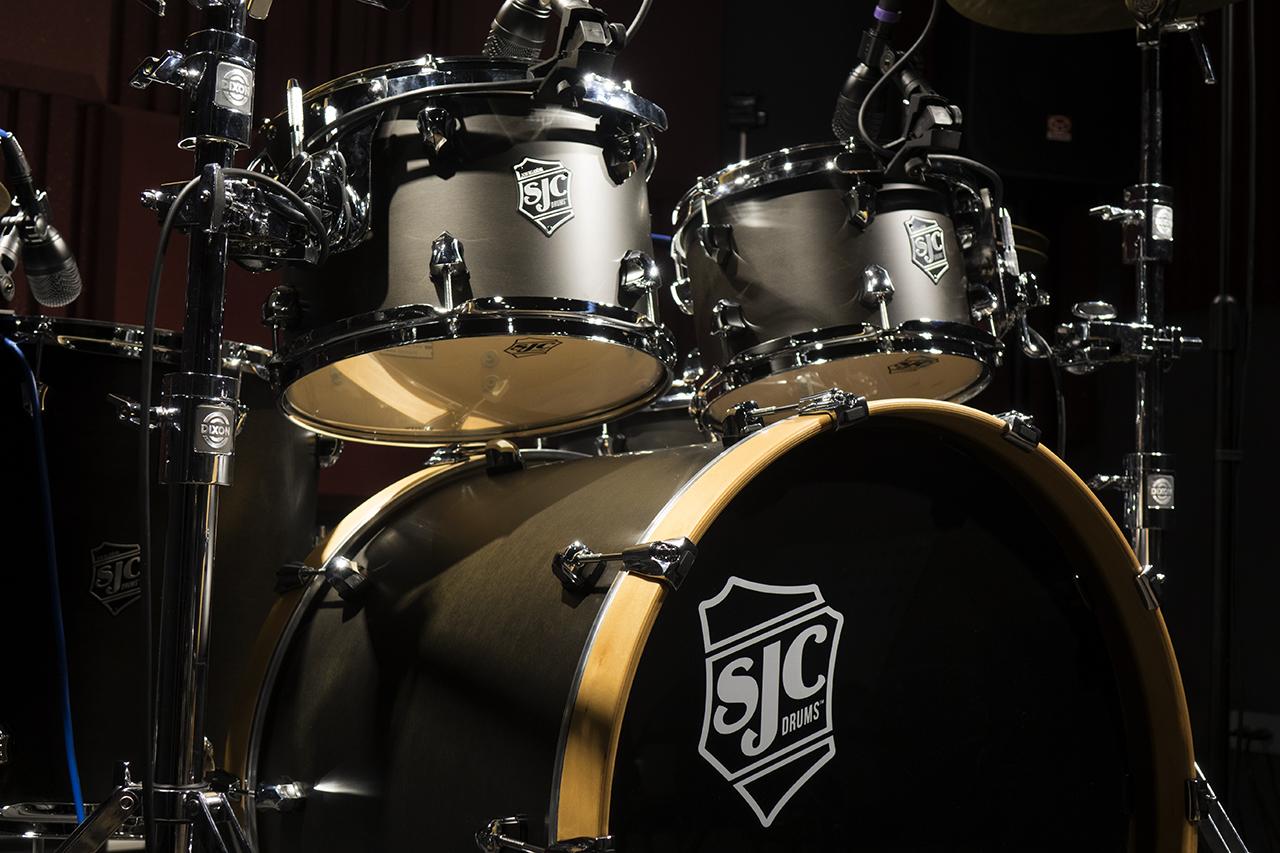 上的镲片与鼓都是来自于军队的发号司令工具, 所以我们习惯称呼snare