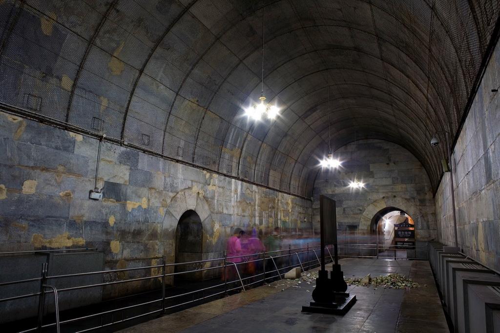 [图说]古今影像大明十三陵－－十五，明神宗万历帝朱翊钧定陵之开放的皇陵-明十三陵背后的帝王传奇