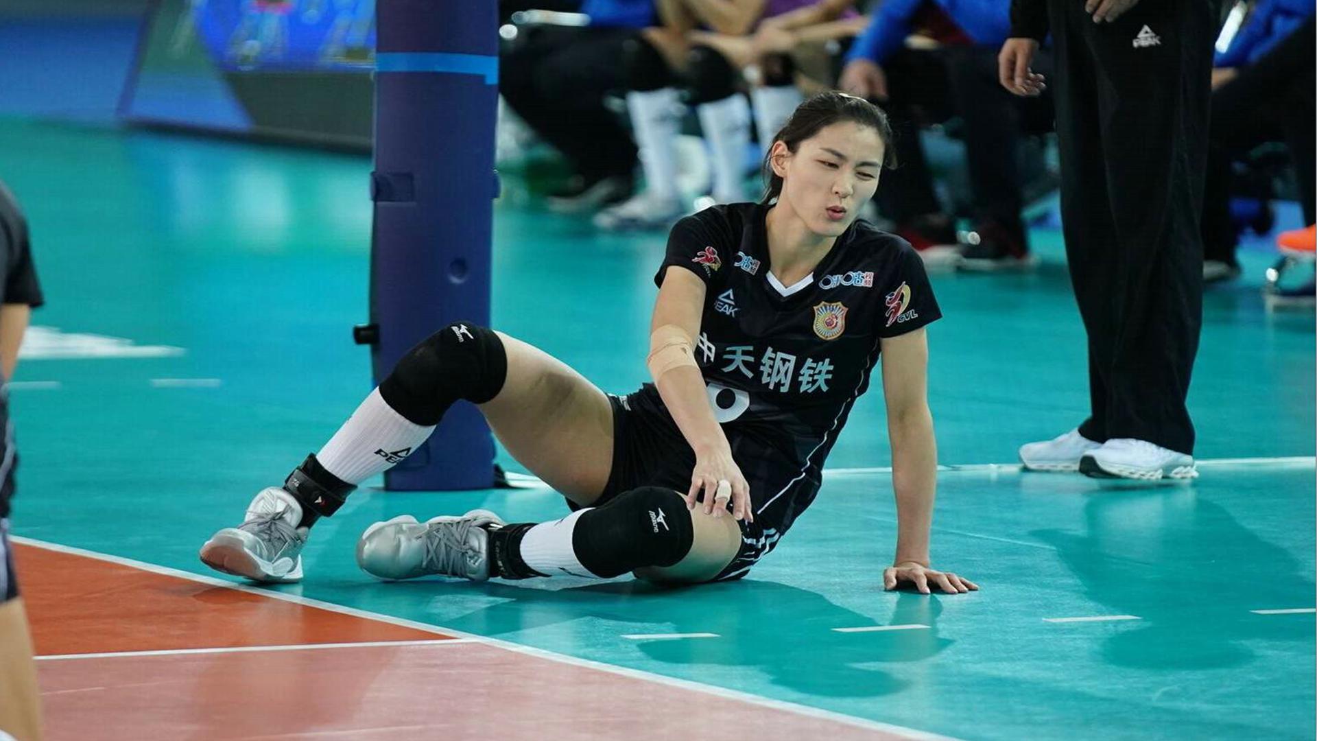 刁琳宇被李盈莹垫脚郎平会怎么看球迷要失望了因为李盈莹没犯规