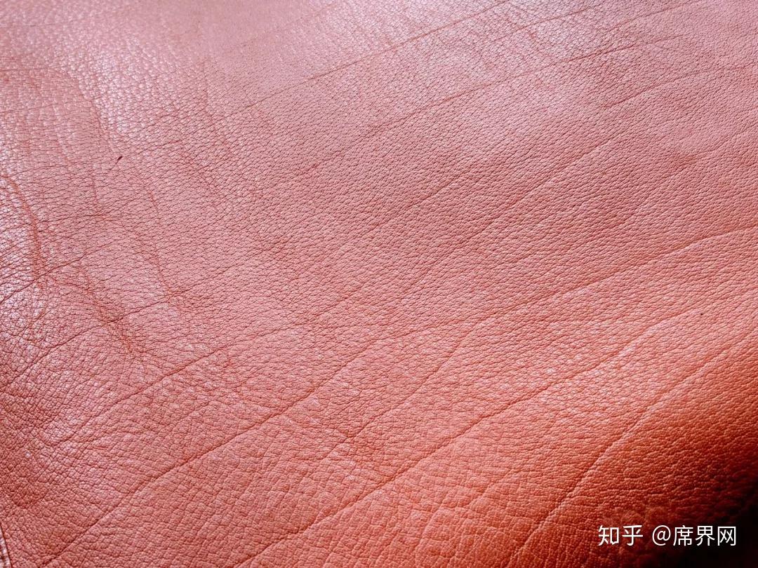 皮质伤疤.优质牛皮选用上等头层皮料制成,柔软凉爽,伤疤极少.