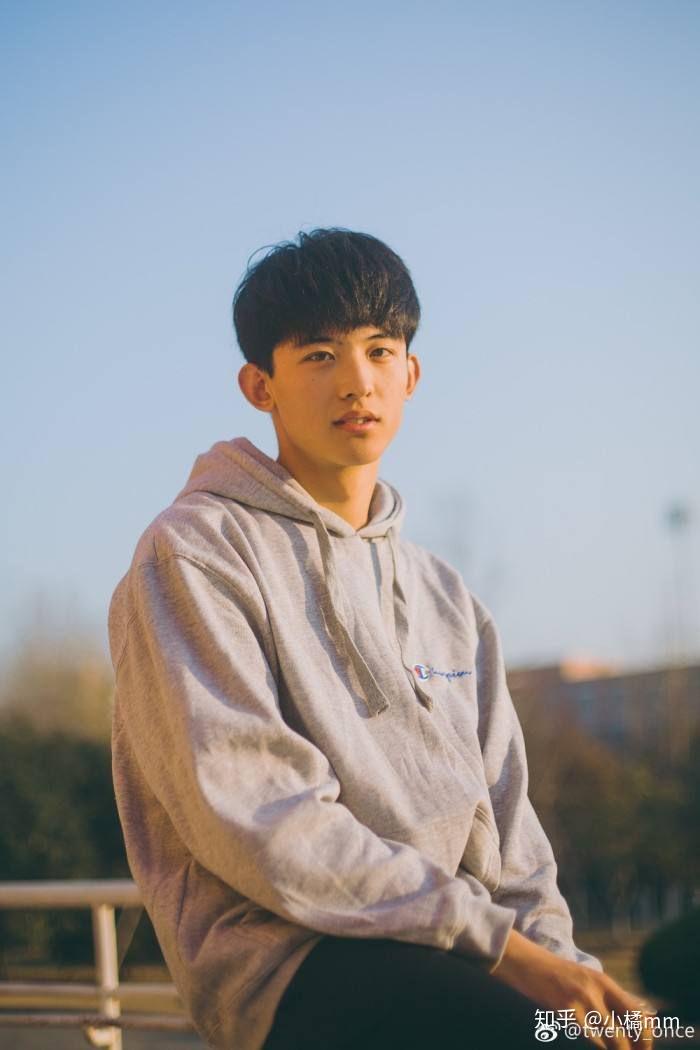 想找一个好看的男孩子照片当做壁纸各位有没有啊谢谢