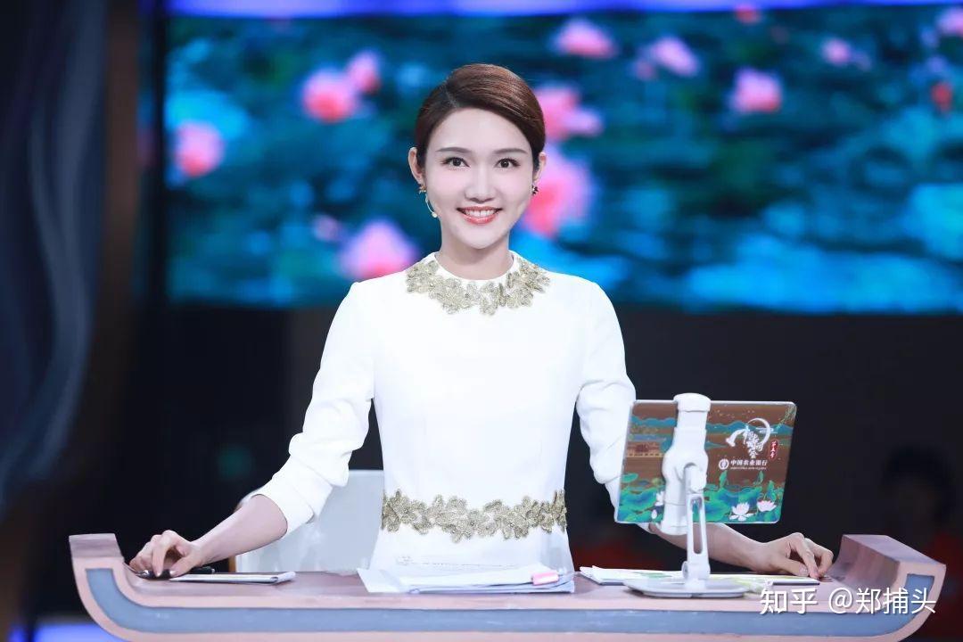 董卿无缘主持2021年春晚今年晚会主持人是新人带更新的新人