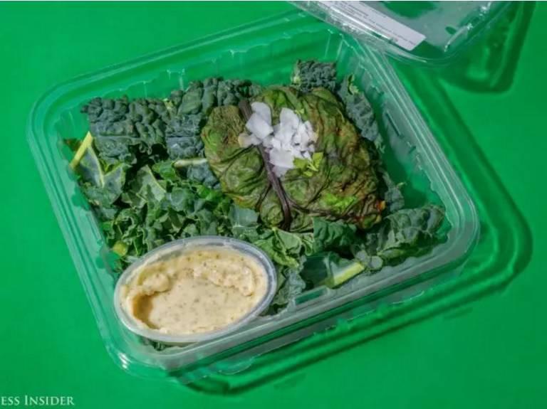 做成的无谷蛋白百吉饼,而旁边那碗似呕吐物的东西则是腰果奶油,说真