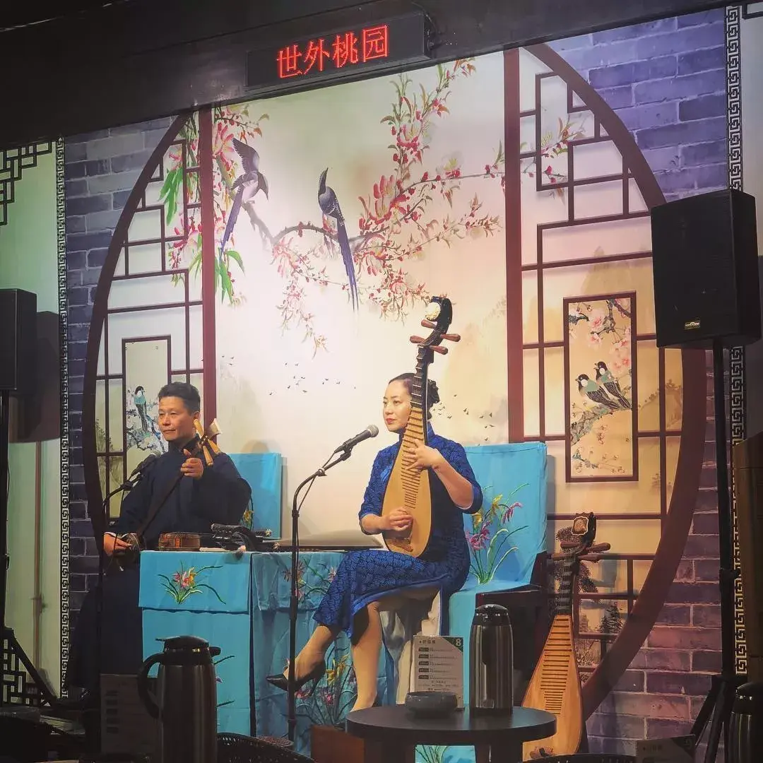 1,苏州评弹——藏在古镇里的艺术在山塘街,藏着苏州独有的"评弹",说书
