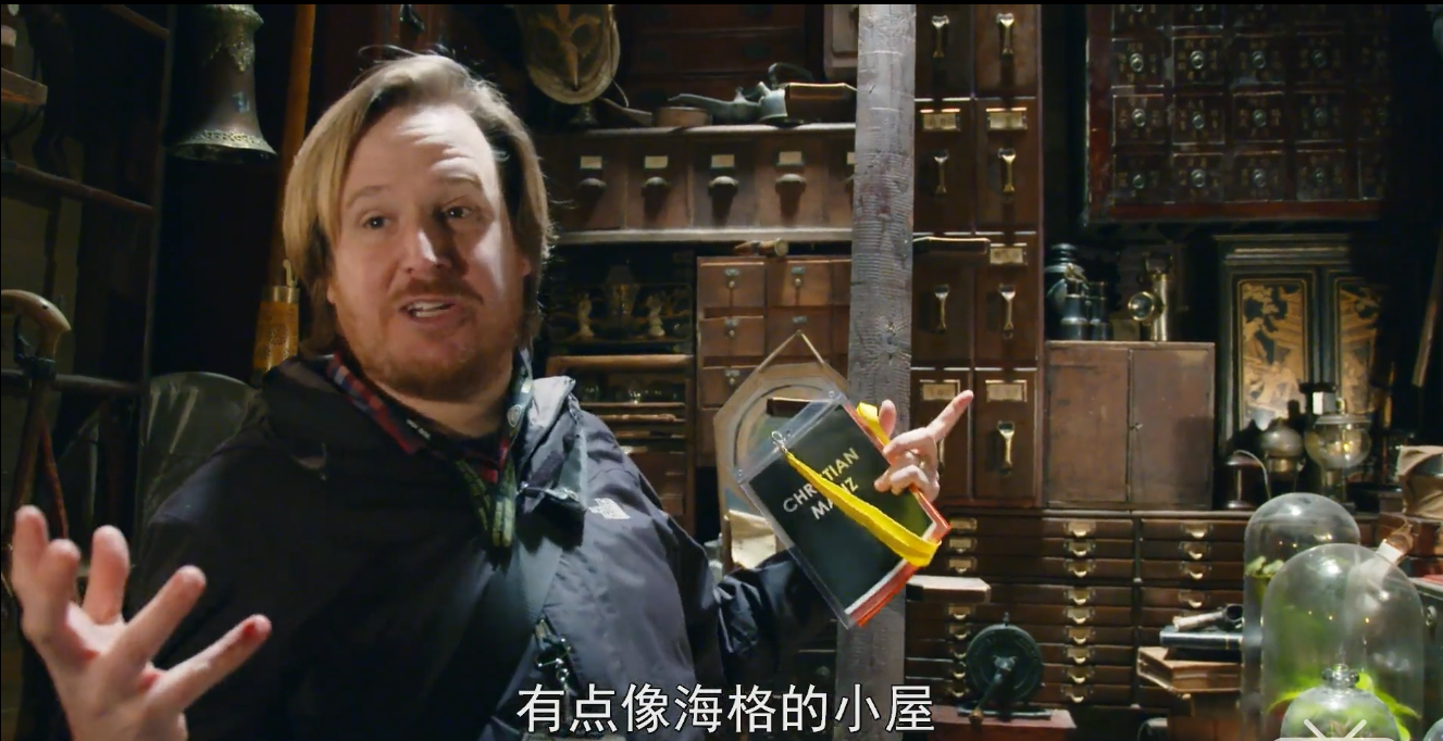 通过切换按钮,这个箱子还可以伪装成普通麻瓜行李箱的样子.纽特的箱子