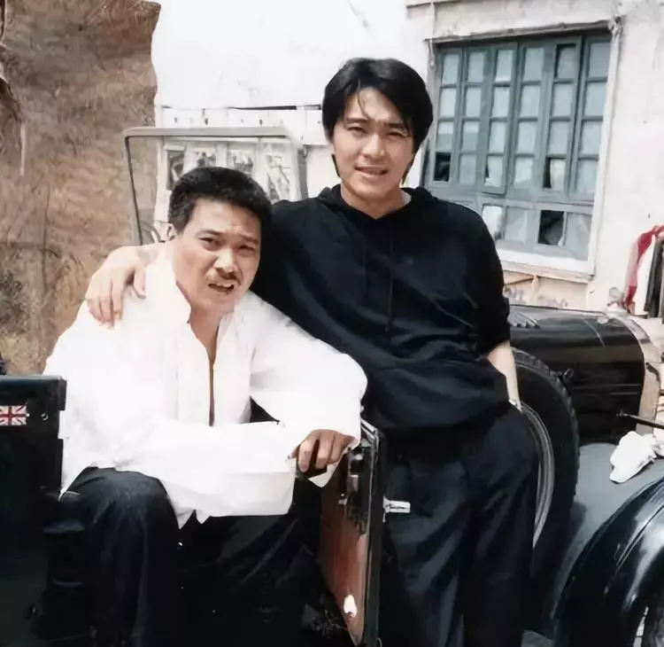 知道吴孟达喜欢吃鲍鱼,周星驰常常带鲍鱼罐头来,和吴孟达一起,躲在