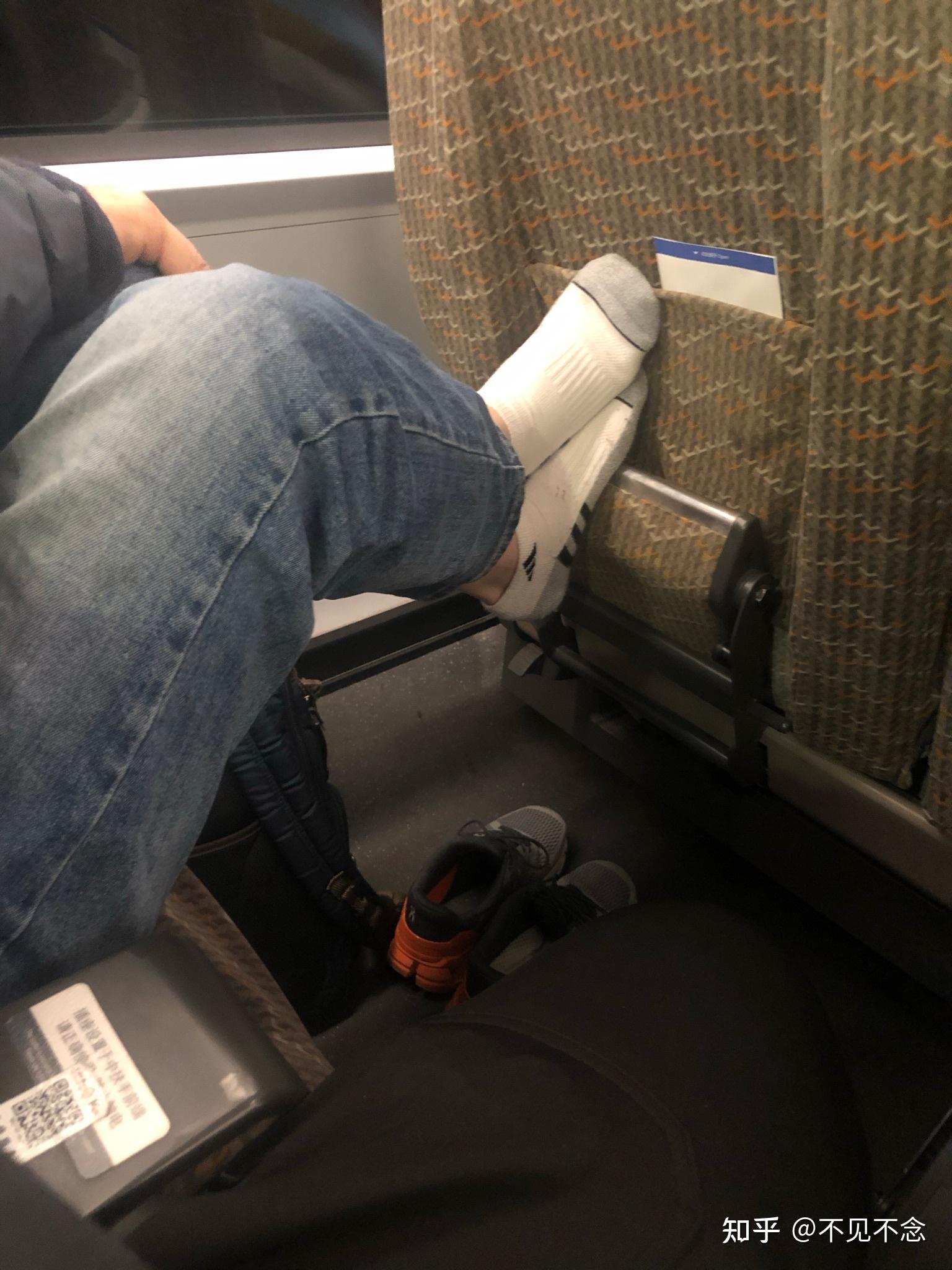 高铁上脱鞋是种什么心理你们有遇到过吗