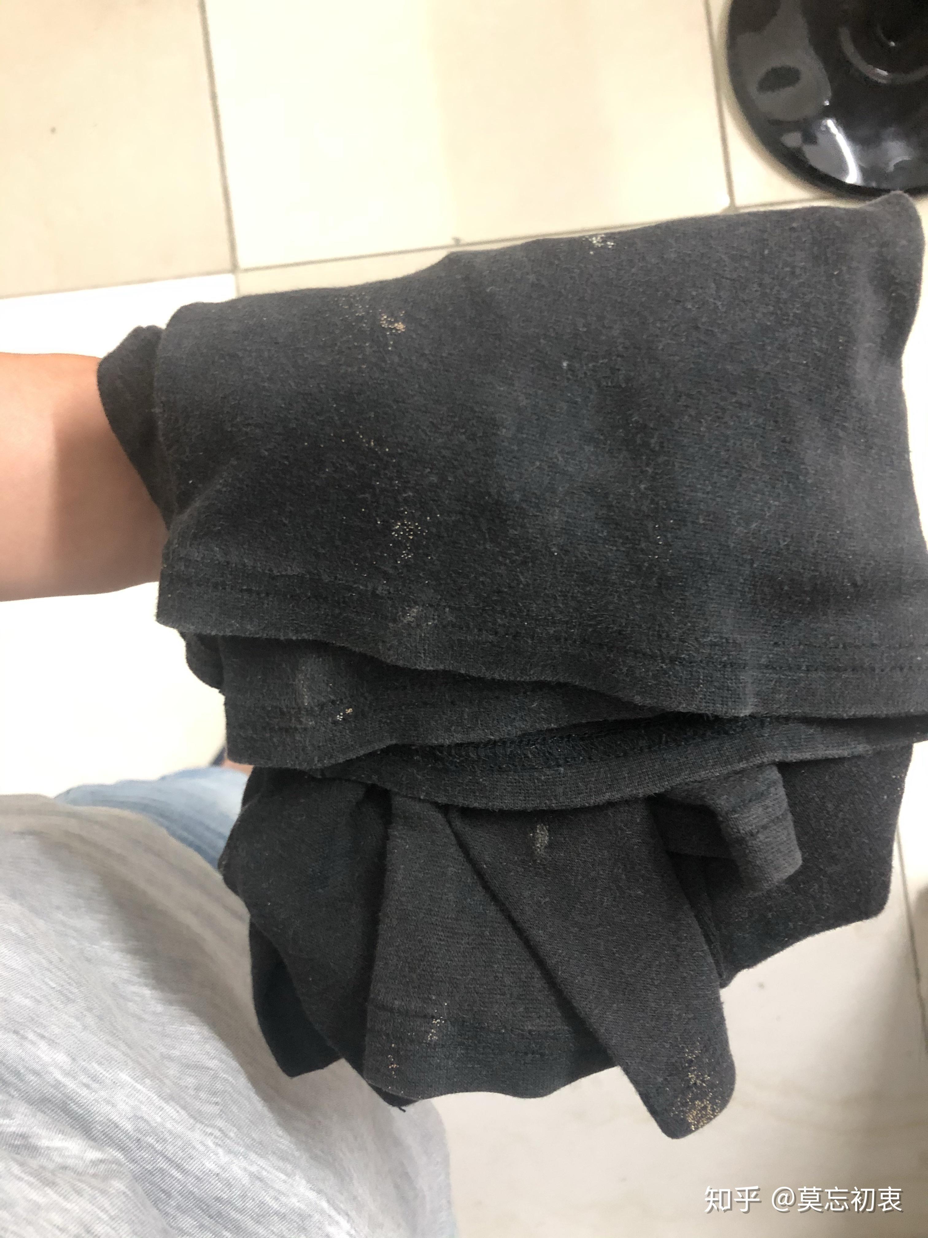 请问衣柜里面的衣服拿出来都是这些黄色小点点要怎么防范