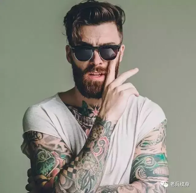 "想看看自己喜欢的名人有纹身是什么样子的"兰达尔将各种纹身通过特殊