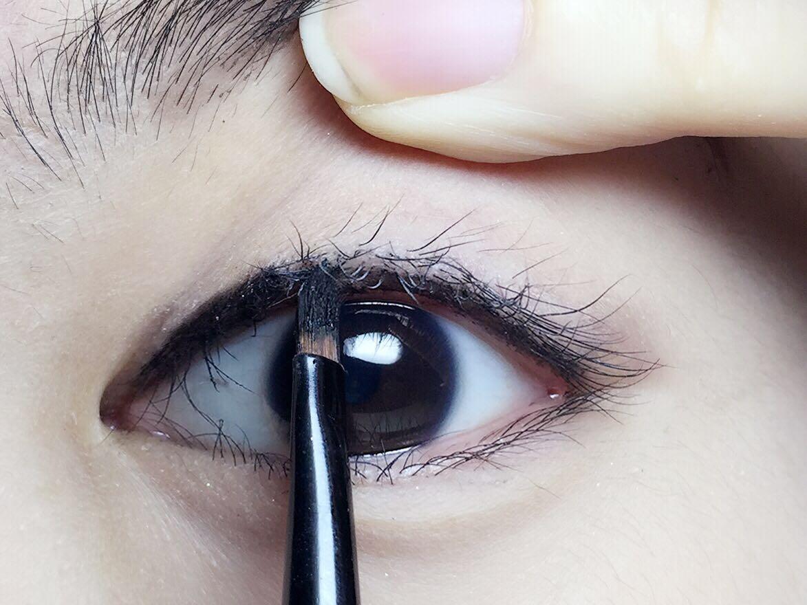 新手如何正确用眼线胶笔塑造眼部轮廓｜怎么开半包眼头 - 哔哩哔哩