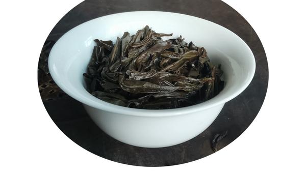 守着一个小茶厂,从事武夷岩茶制作,小周为小周同学茶叶