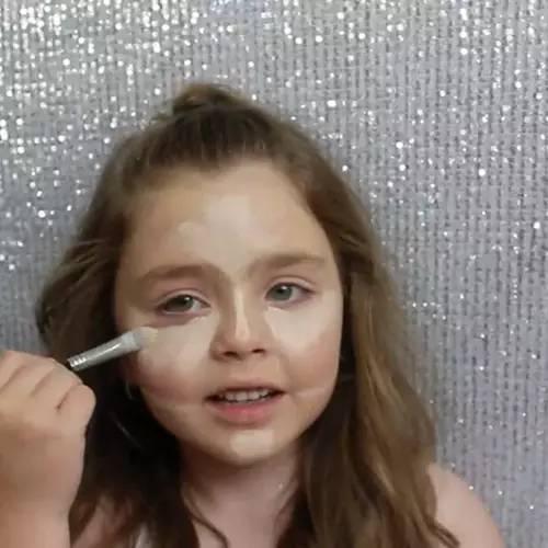 虽然我们不鼓励小朋友过早接触容易伤害皮肤的化妆品,但是emily说rose