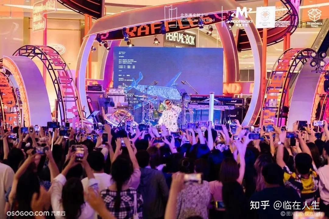 如围绕着爆火的音乐节,福田星河coco park联合"草莓音乐节"带来的深圳