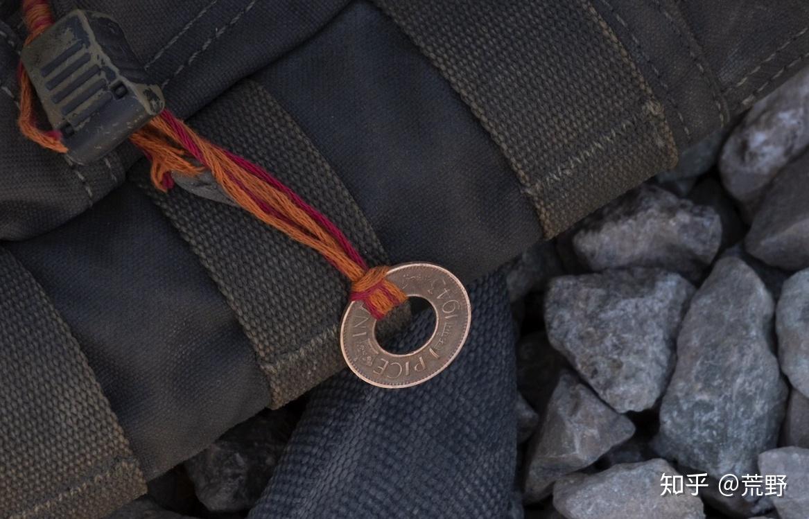 tenetneilbackpacktag信条尼尔背包上的红绳挂件挂饰圆环的出处