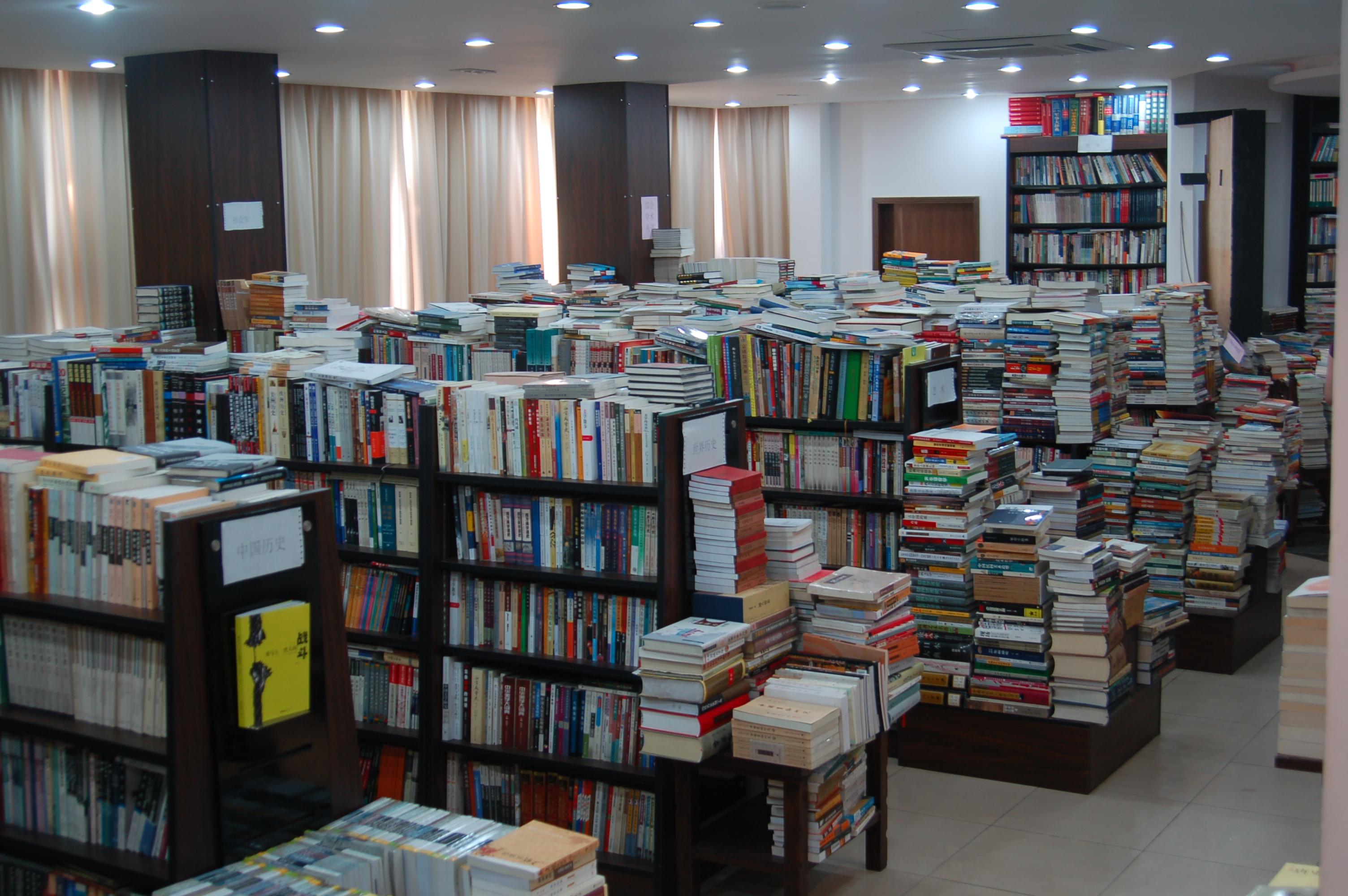 小书店采购,和批发商打交道的时候多,联系出版社的机会少.