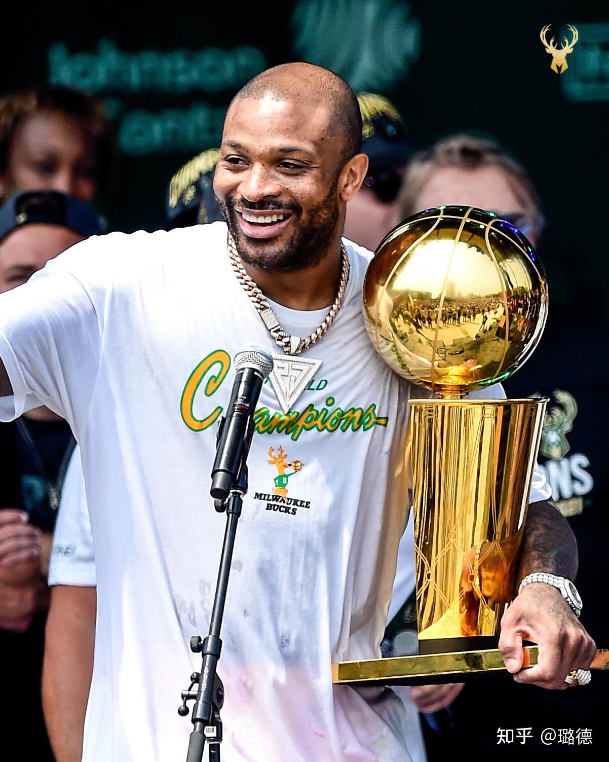 吹瓶!雄鹿夺冠庆典,塔克抱奖杯吹香槟,14年奋战他终圆冠军梦