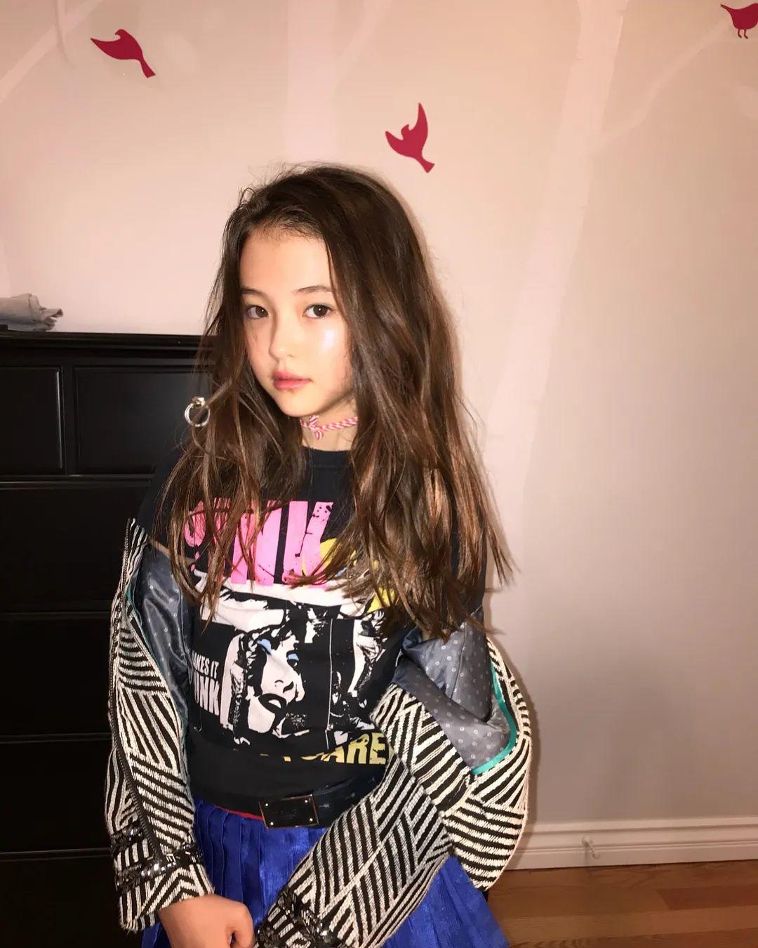 早在2018年,ella gross正式签约了yg制作人teddy的厂牌the black