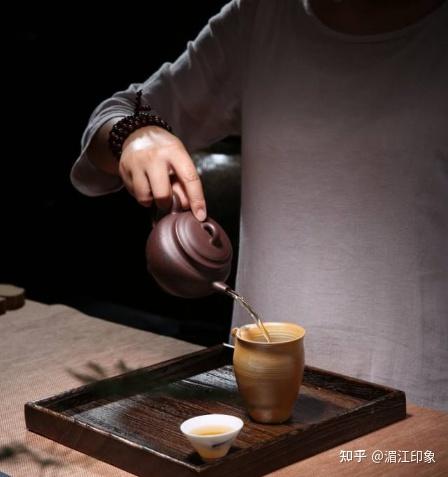 少年饮茶要清淡,减少投茶量,一般上午吃过早餐和下午适饮,晚上少饮.