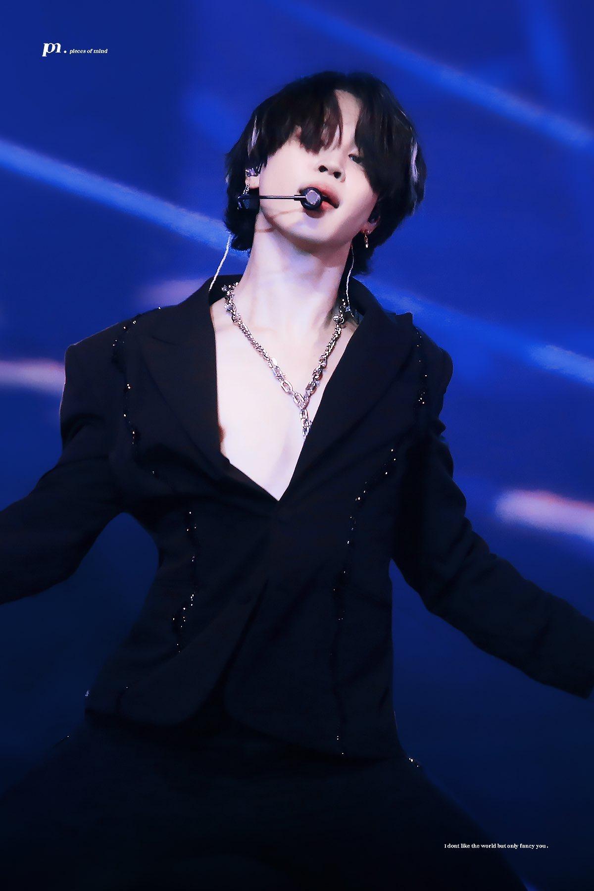 请问有朴智旻近期黑发白发挑染的图吗