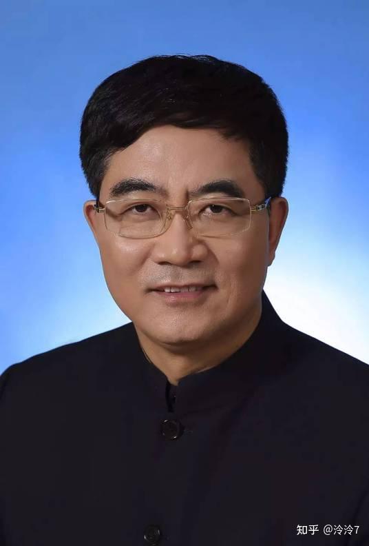 葛均波院士(2011年当选)长期从事光学和激光材料,非晶态物质结构和