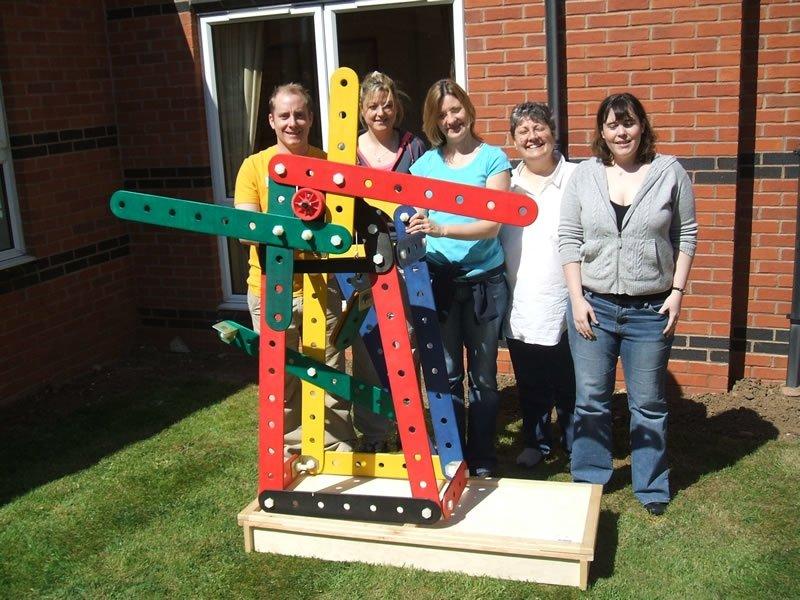 每个装置都巧妙地触发下一个装置机关,最终形成一个神奇的连锁反应