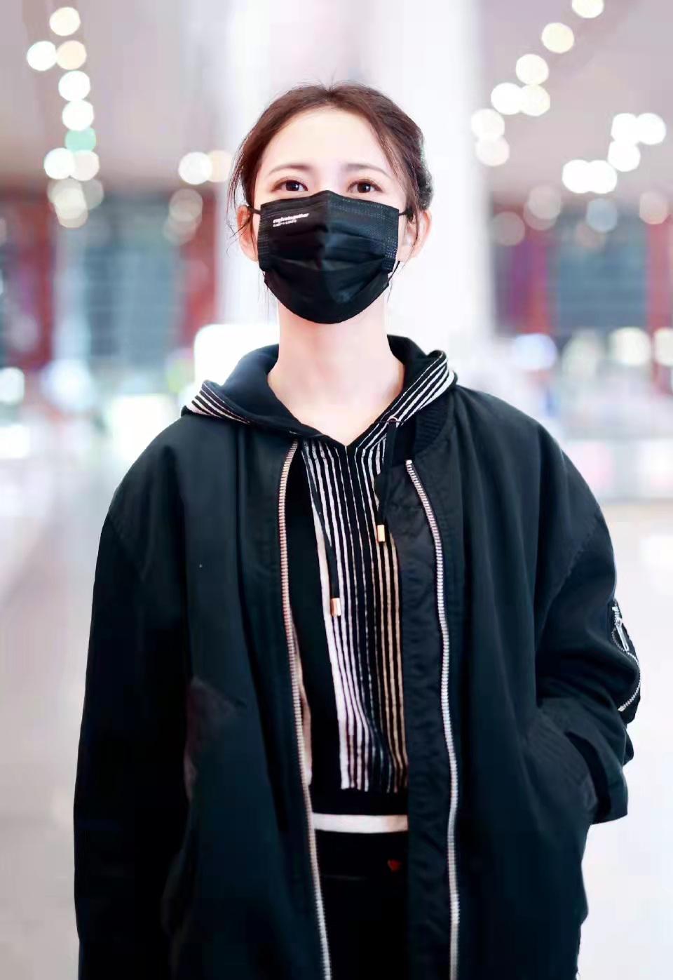 陈钰琪黑色夹克叠穿短款连帽卫衣配牛仔裤经典高级显白大气