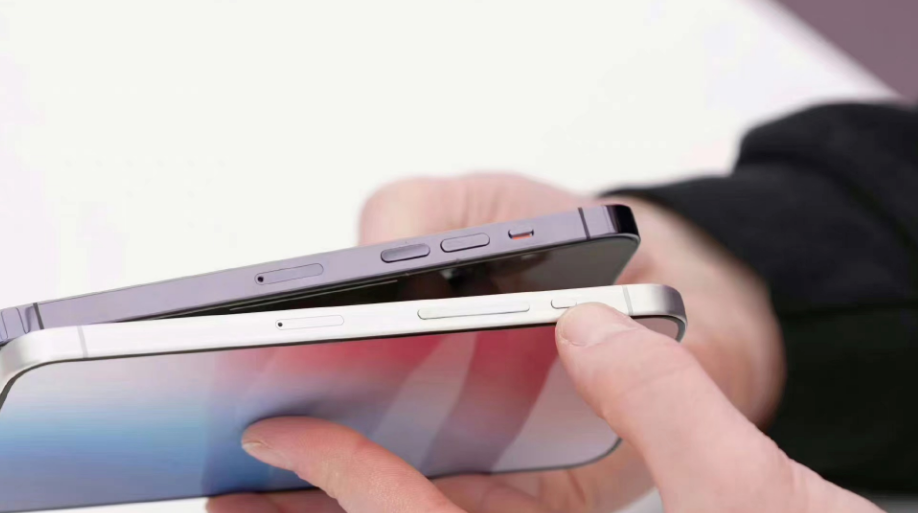 之前的拨动式静音按键也变成了固态按钮,它拥有新的触控交互机制和tab