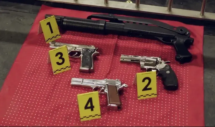 他们持枪抢银行让警方如临大敌然而这背后隐藏着一场更完美的大劫案